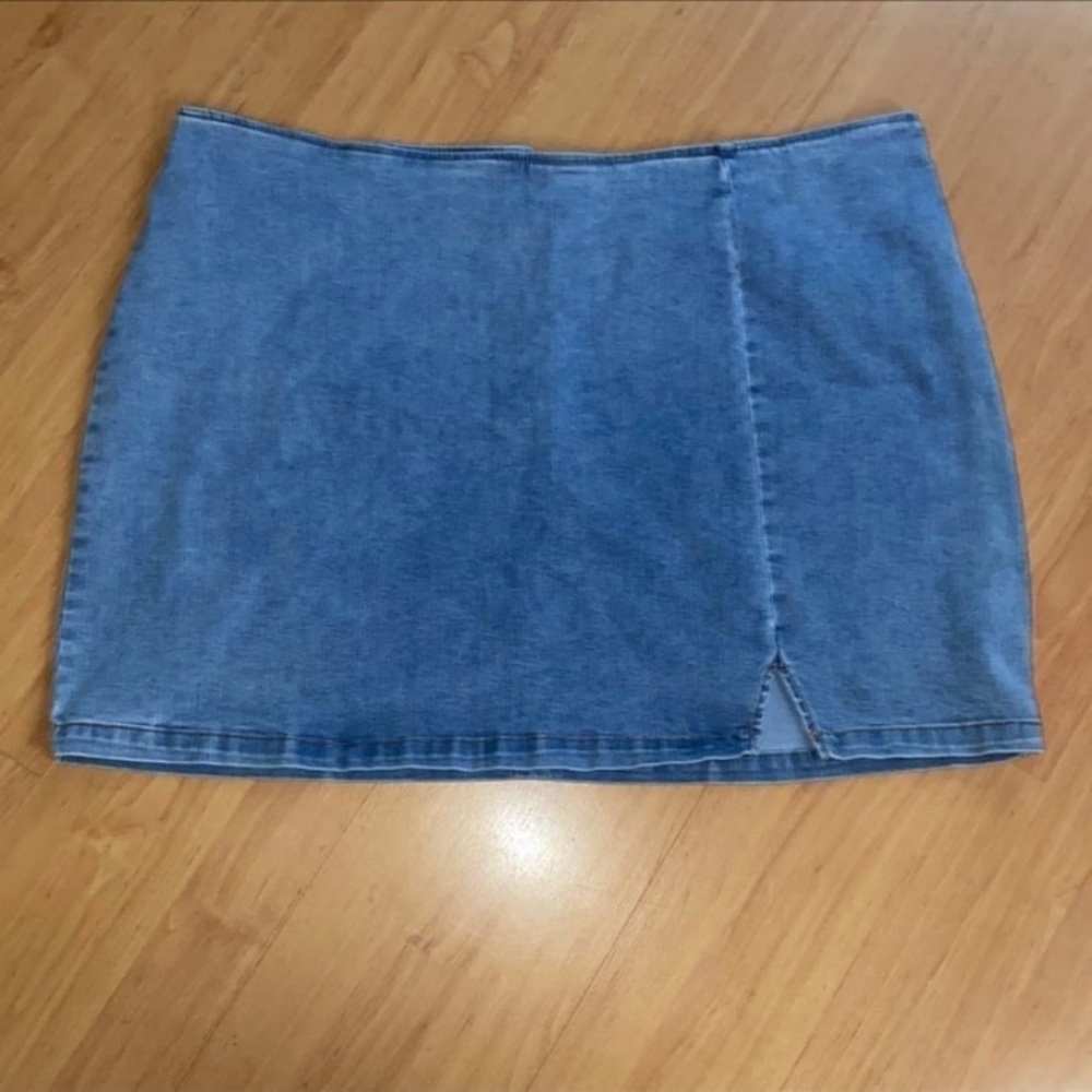 Women’s (24) Wild Fable Light Denim Skirt. NWOT.